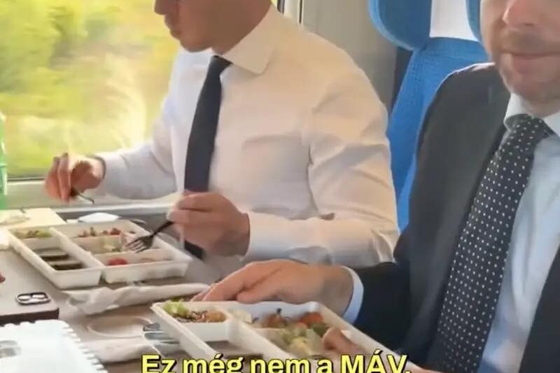 Magyar Péter és Vitézy Dávid ebben a videóban megmutatta, milyen fantasztikus ételeket szolgálnak fel a lengyel vasúton! Ez nagyon nem a MÁV! Íme a videó! A felvételt a hozzászólásoknál láthatod.