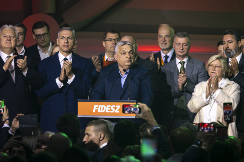 A Fidesz azt is megkérdezi tagjaitól egy belső felmérésben, fel kell-e számolni a pártot