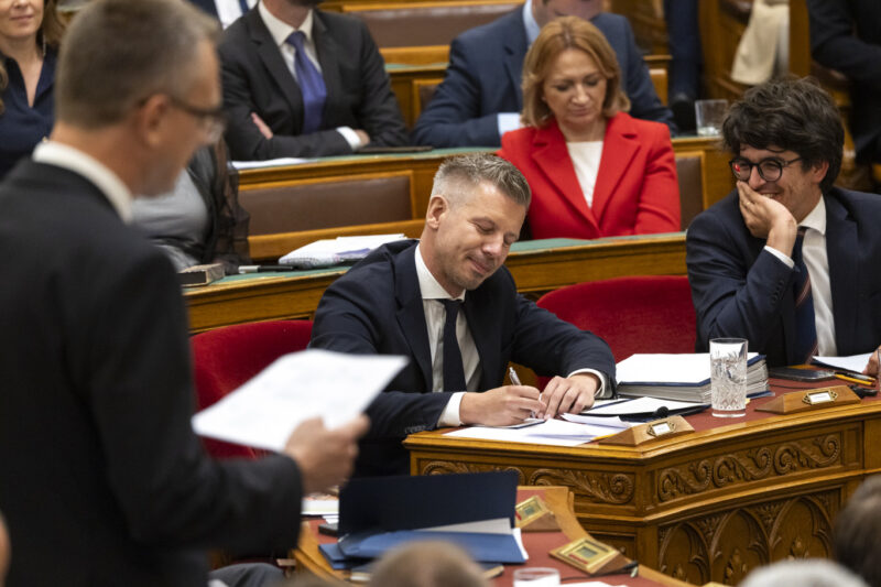 A magyar miniszterelnök kommentben üzent a Telex fb-oldalán a Legfőbb Ügyészségnek: Amikor maffiózókat védelmeztek, nem vagytok ilyen kis önérzetes latolok